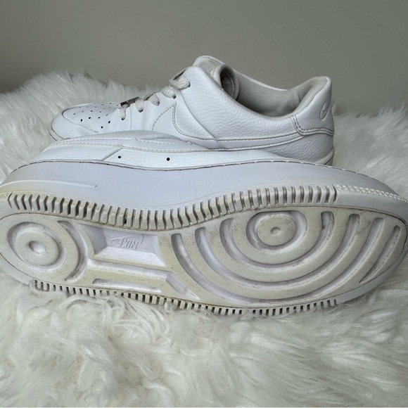 Nike Airforce1 (AF1) Triple White Sneaker Size 9 - Picture 10 of 11